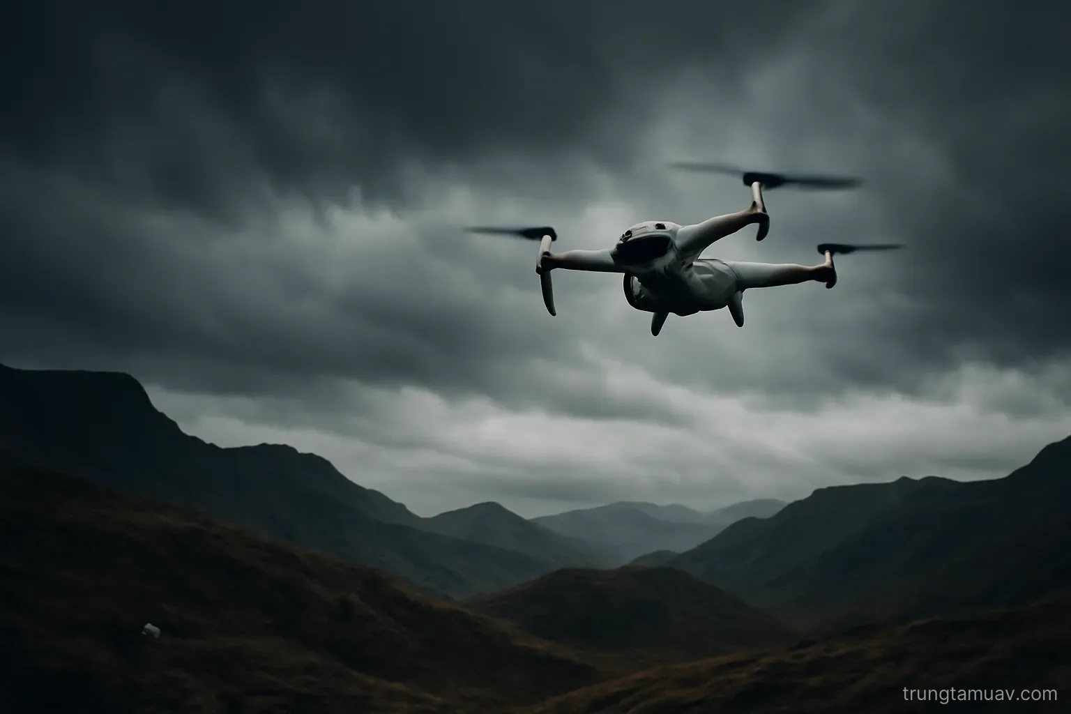 UAV bay trong điều kiện trời nhiều mây