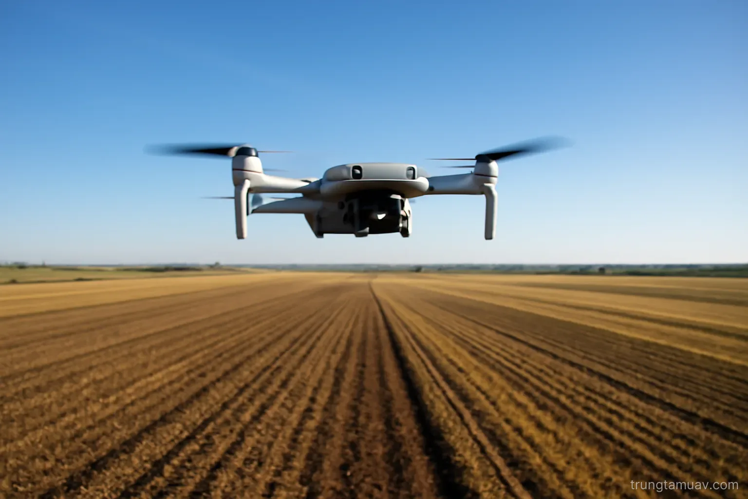 UAV bay trên khu đất trống